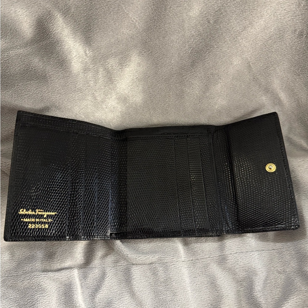 Ferragamo Vara Black Textured Leather Wallet Ribbon Accent Kiss Lock Change Pkt - Picture 5 of 10